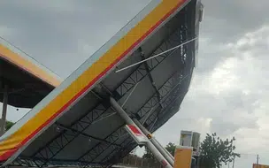 Telhado de posto de combustível desaba após ventania em Picos