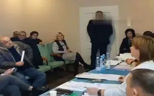 Video: Parlamentar detona granadas em reunião em câmara municipal na Ucrânia