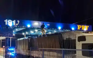 PRF apreende 120m³ de madeira com documentação falsa em Palmeirais