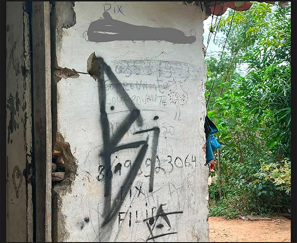 Mulher tinha PIX escrito na parede de casa para facilitar comercialização da droga