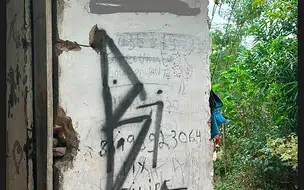 Suspeita de tráfico é presa em flagrante com PIX escrito na parede de casa