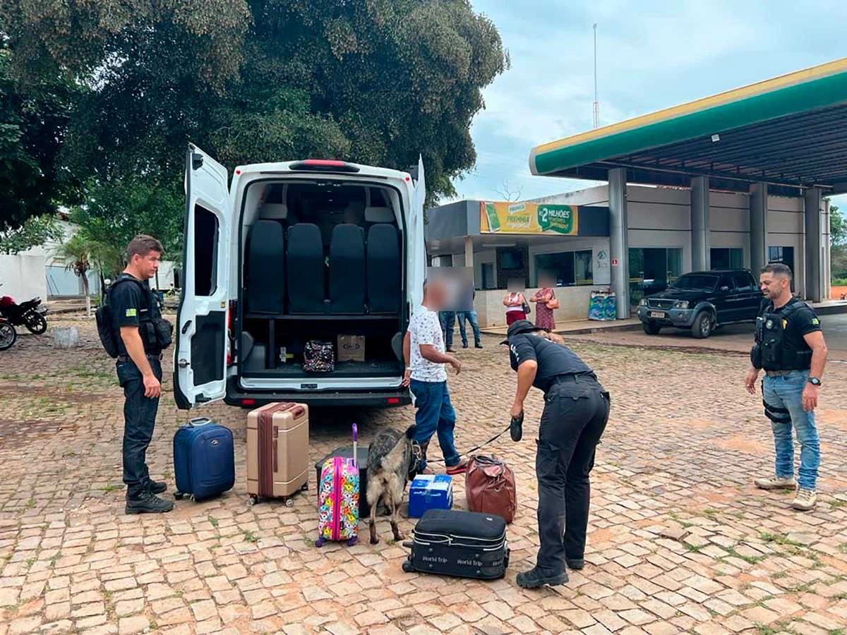foi apreendida uma caixa contendo 07 tabletes de maconha, 02 invólucros médios de cocaína e 01 invólucro médio de “crack”,
