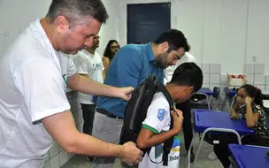 Ortopedistas realizam ação para alertar sobre o peso da mochila escolar