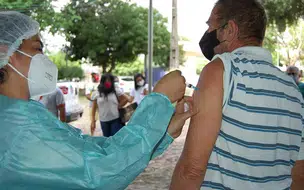 Idosos de 60 anos e mais poderão receber vacina bivalente na segunda-feira 27