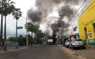 Motoristas e cobradores de ônibus realizam protesto na Av Maranhão em Teresina