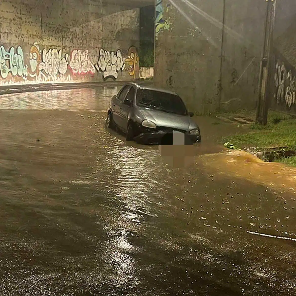 Mulher teve que chamar a polícia o ficar presa dentro de carro com as filhas durante a forte chuva de domingo