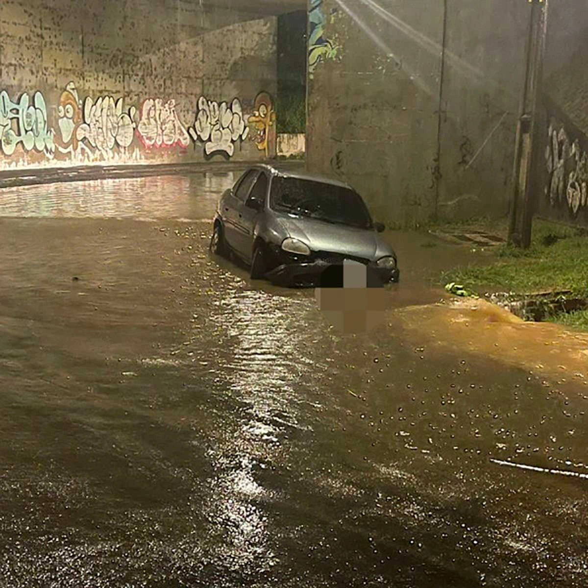 Mulher teve que chamar a polícia o ficar presa dentro de carro com as filhas durante a forte chuva de domingo