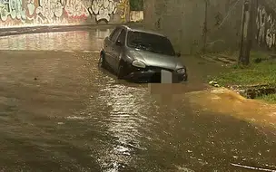 Mulher é resgatada após ficar presa em carro com as filhas durante forte chuva
