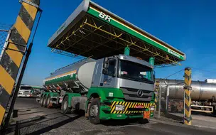 Petrobrás reduz preço do diesel para as distribuidoras nesta quinta-feira 23