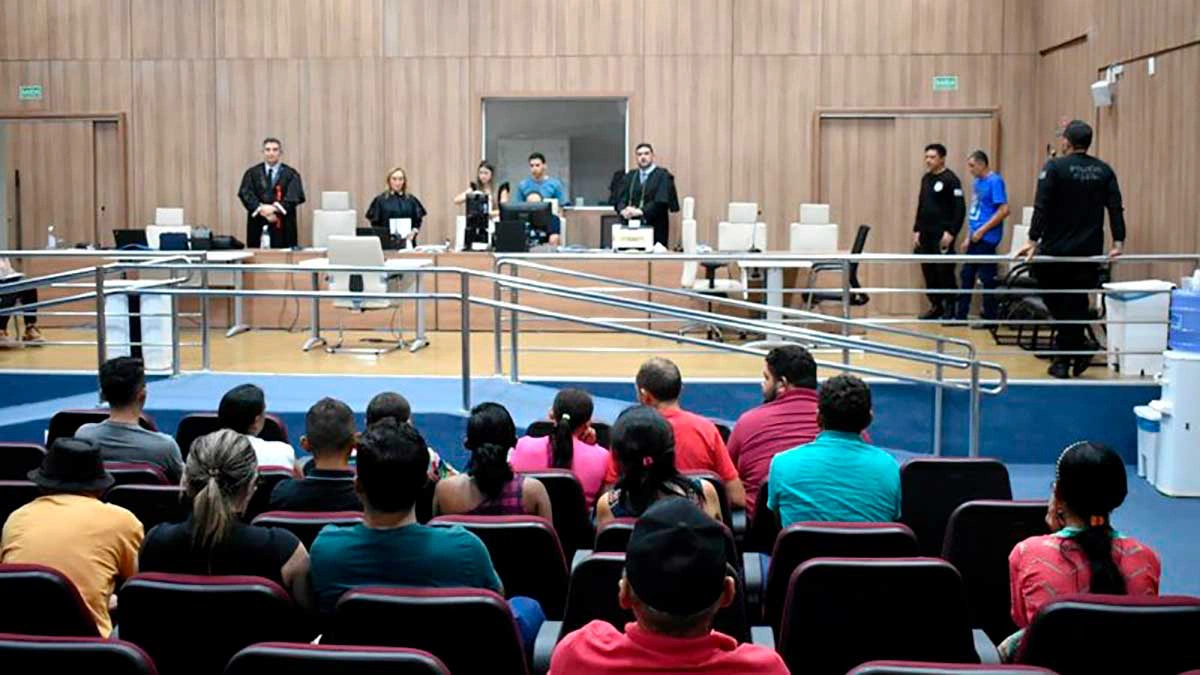 Populares acompanharam o julgamento no auditório e ouviram em pé a decisão do Conselho de Sentença
