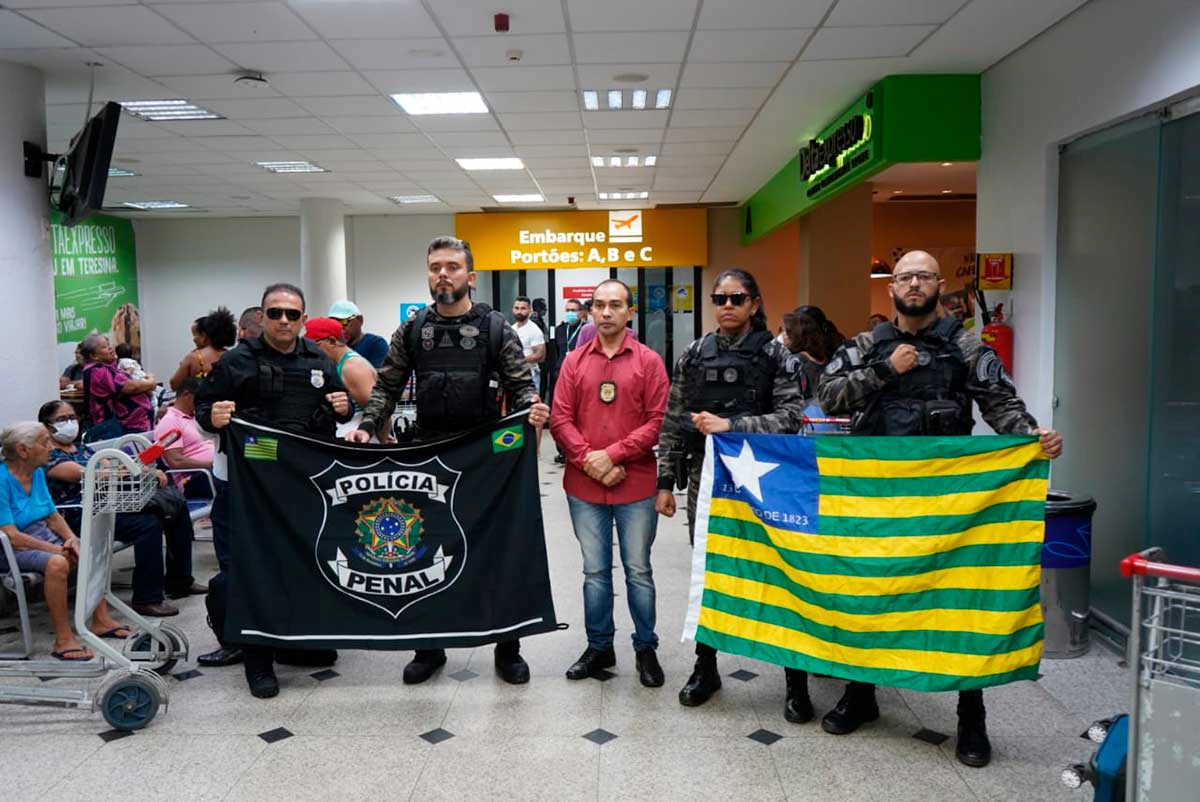Quatro policiais embarcaram com destino a Natal neste sábado (25) e vão levar a experiência na manutenção da ordem dentro das unidades penais.