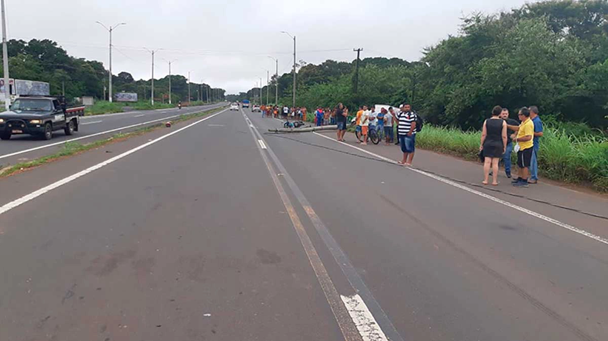 Uma equipe da PRF esteve no local para ajudar a controlar o tráfego que ficou comprometido após o acidente