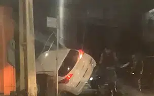 Suspeitos de arrastão capotam carro e são presos após perseguição policial