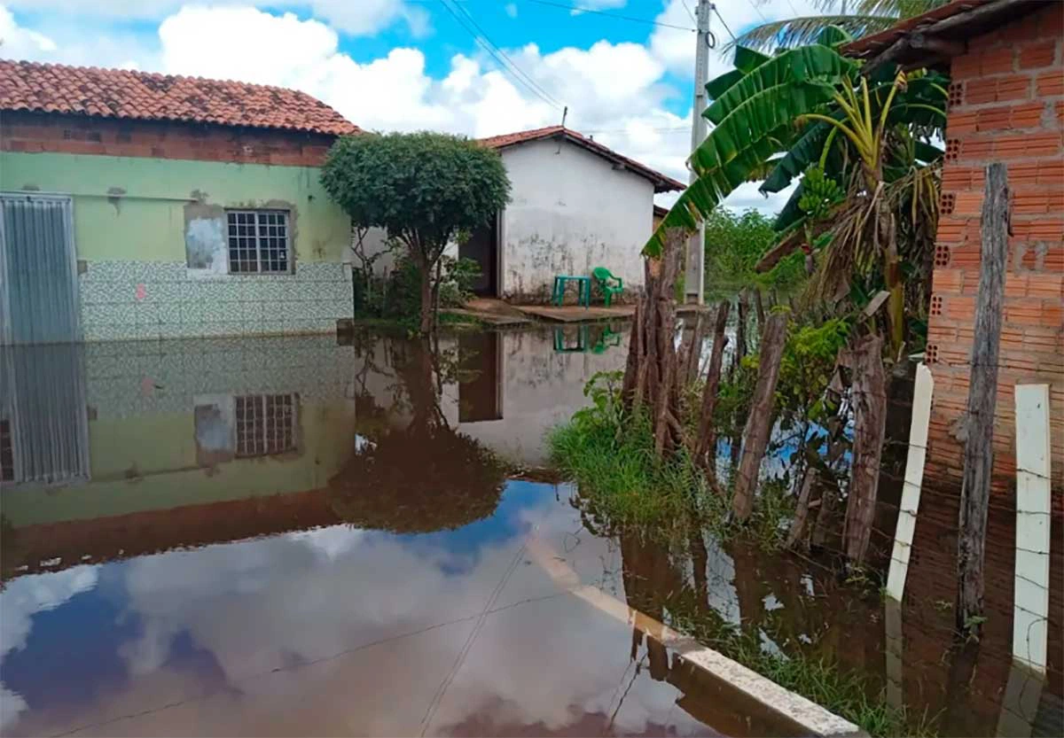 Cheias dos rios obrigam famílias a se retirarem de suas casas no Piauí