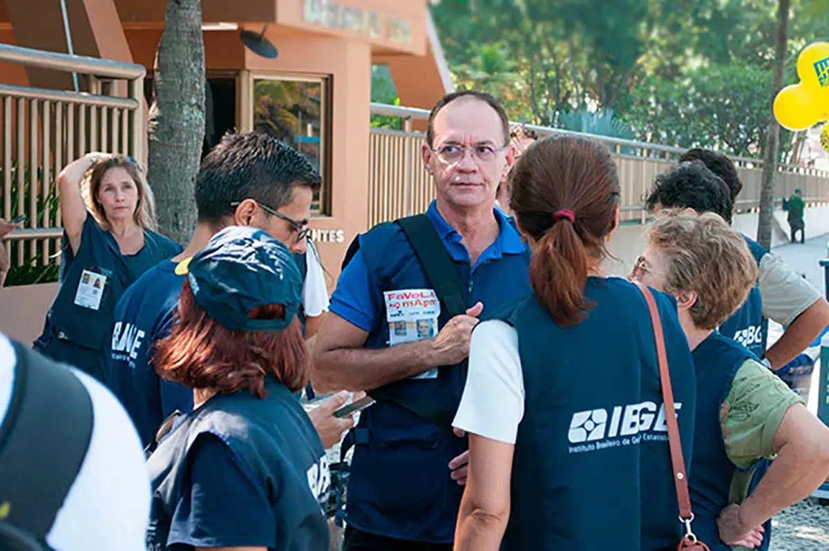 Cimar Azeredo, presidente interino do IBGE, participou da mobilização em frente a um condomínio