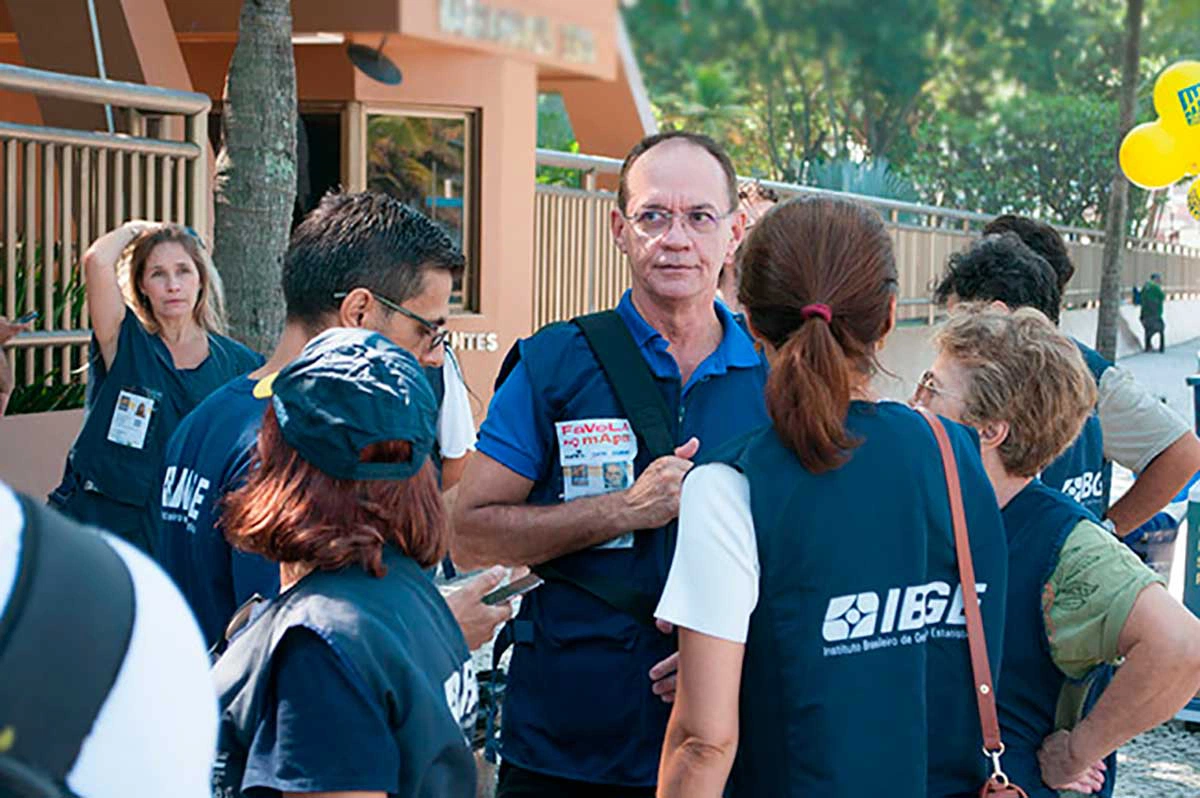 Cimar Azeredo, presidente interino do IBGE, participou da mobilização em frente a um condomínio