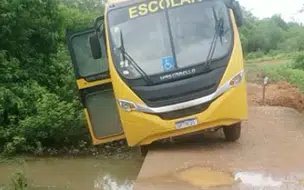 Ônibus escolar de Jatobá do Piauí quase cai ao passar em uma passagem molhada