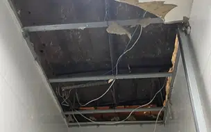 Parte do forro em teto de hospital desaba após vazamento em Teresina