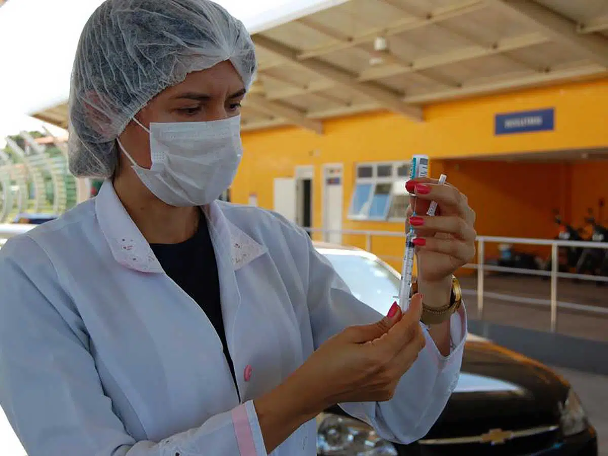 Trabalhadores da saúde com 18 anos e mais podem receber vacinas da gripe e bivalente