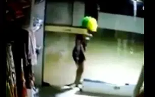 Mulher usando peruca é flagrada furtando loja de roupas em Campo Maior