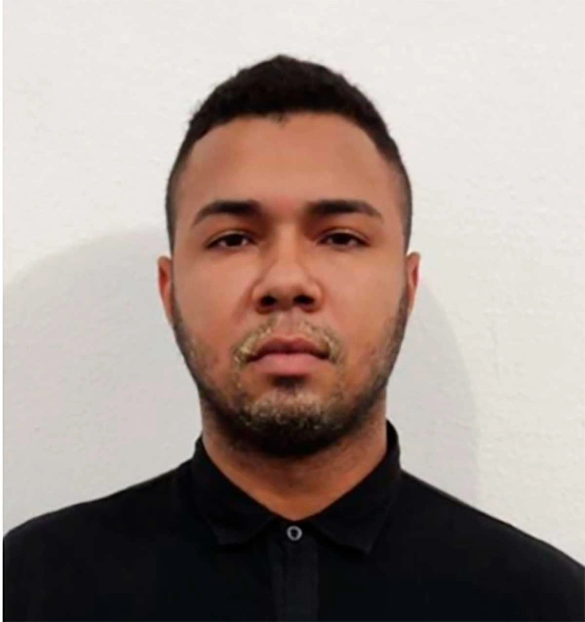 o corpo de Éverton Gomes Araújo, de 24 anos, foi encontrado com várias marcas de tiros na Estrada da Alegria, Zona Sudeste de Teresina.