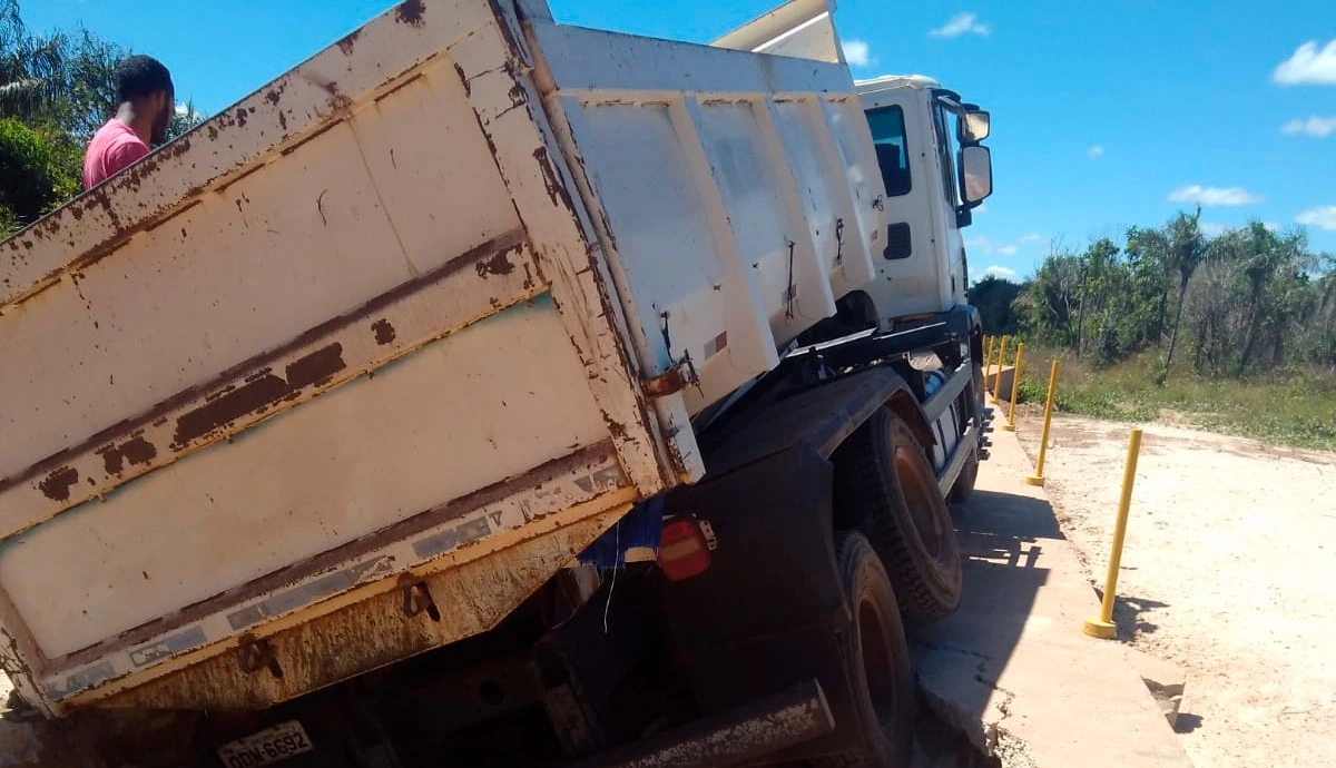 Coivaras - Um caminhão que transitava pelo local ficou preso quando a passagem molhada cedeu