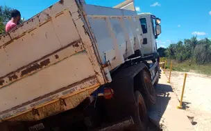 Passagem molhada cede e caminhão fica preso em Coivaras, e causa transtorno