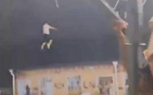 Funcionários de um restaurante na china são levados em vendaval veja ao vídeo