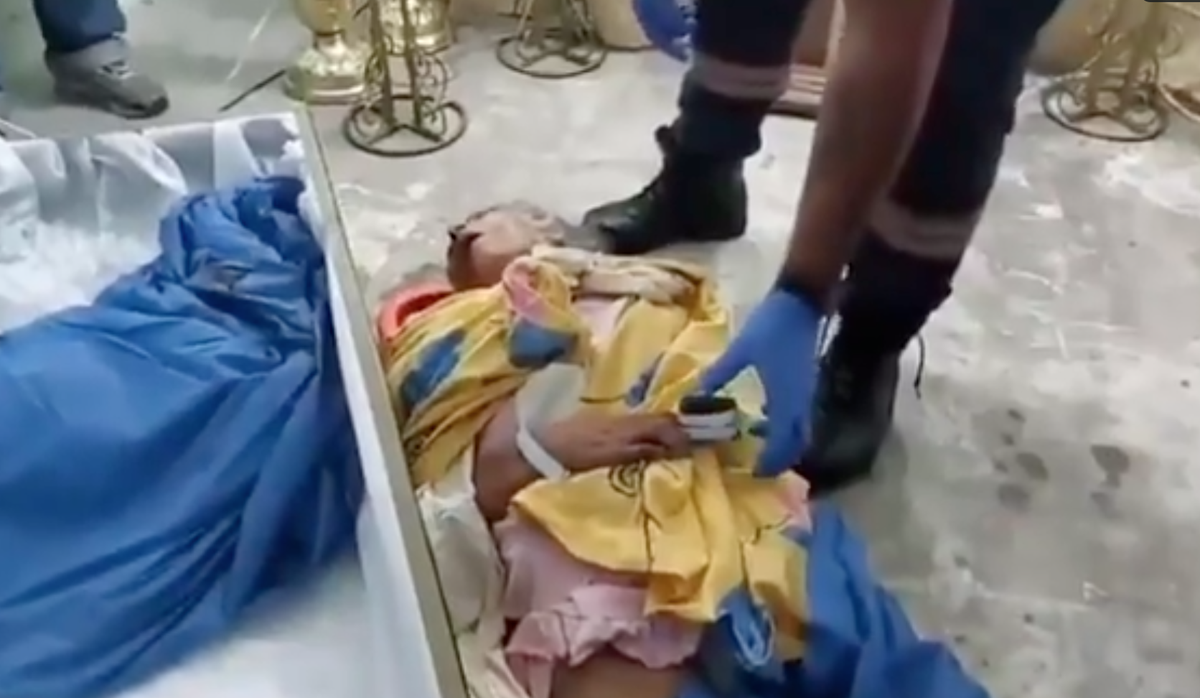 Uma idosa acordou dentro do caixão após cinco horas de vigília e agora permanece em um hospital estadual no Equador