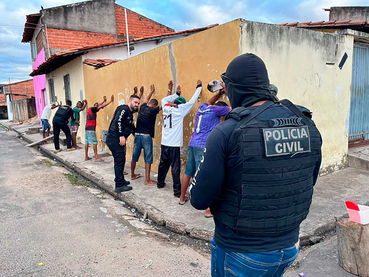 A operação teve como objetivo o cumprimento de nove mandados de busca e apreensão em endereços, possivelmente, ligados ao tráfico de drogas.