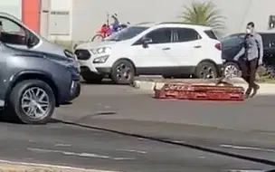 Caixão com um corpo cai de carro funerário em avenida de Teresina