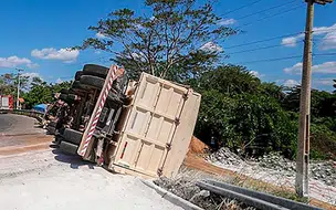 Caminhoneiro morre após carreta tombar no rodoanel em Teresina