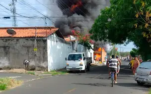 Vídeo mostra incêndio que destruiu estofaria na zona sudeste de Teresina