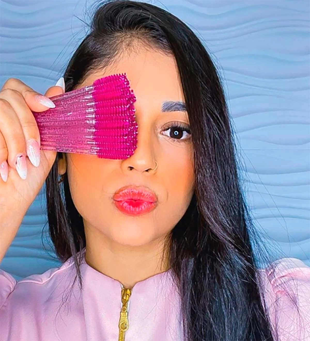 Nathália é especialista em designer de sobrancelhas e sua conta no intagram já soma mais de 16 mil seguidores