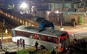 Ônibus se choca com trem e deixa 13 feridos no Rio de Janeiro