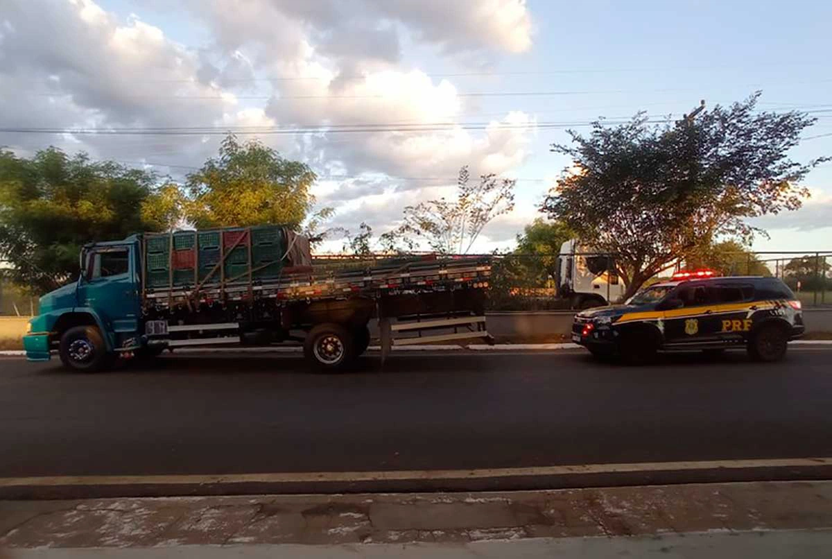 O condutor estava com posse de 28 comprimidos de rebites, além de estar com o sistema de redução de gases poluentes adulterado e ineficiente.