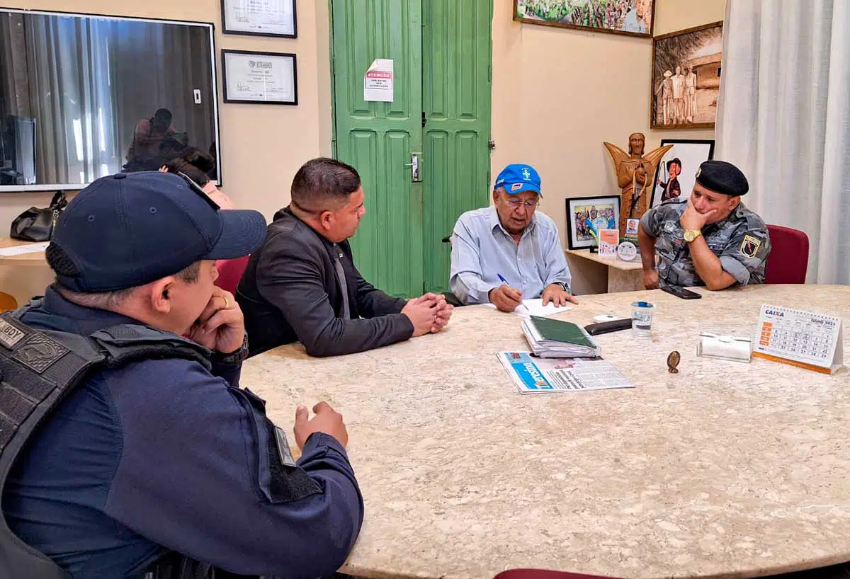 O prefeito de Teresina, Dr. Pessoa, reuniu-se, nesta segunda-feira, 17, com o chefe da Coordenadoria de Segurança do Município, Danúbio Carvalho,