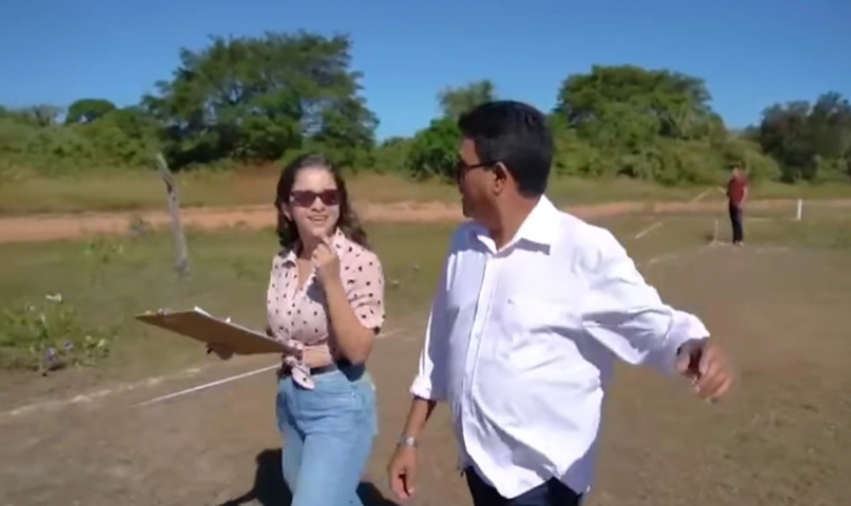 Prefeito de coivaras Marcelino em área das futuras obra esportiva para Coivaras