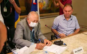 Prefeito Dr. Pessoa assina ordem de serviço para reforma do Lar de Santana