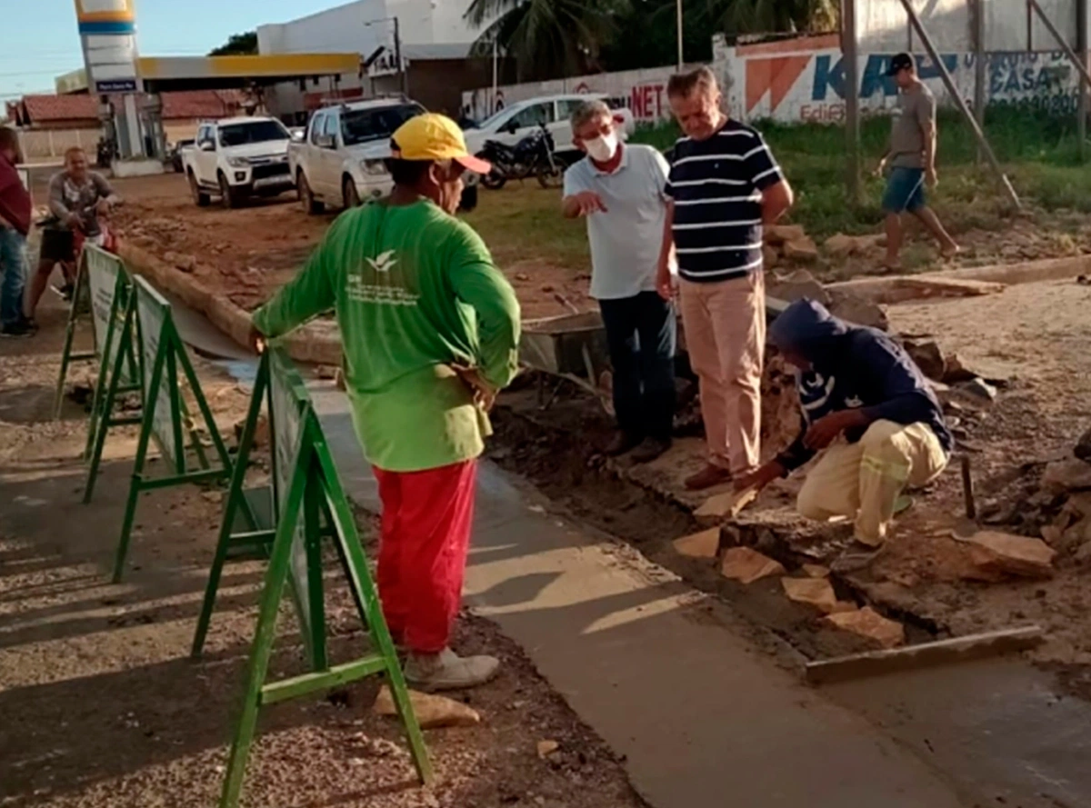 revitalização das sarjetas e dos meios fios da Rua Siqueira Campos na área central da cidade.