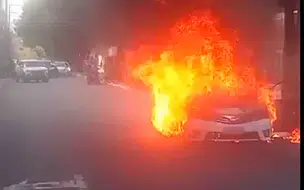 Carro fica totalmente destruído após pegar fogo em Teresina, veja vídeo