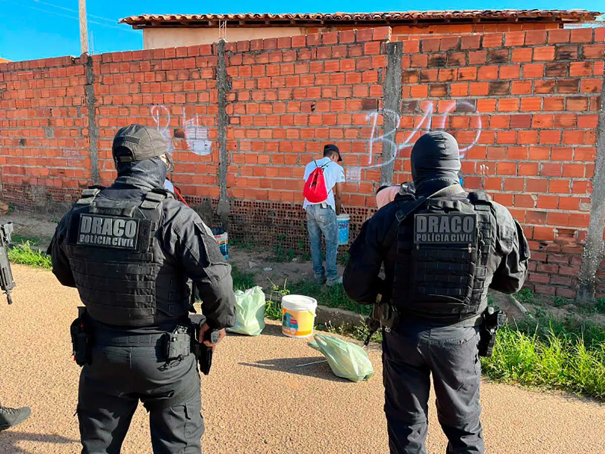 DRACO apaga pinturas em muros que promovem facção criminosa na zona Sul de Teresina