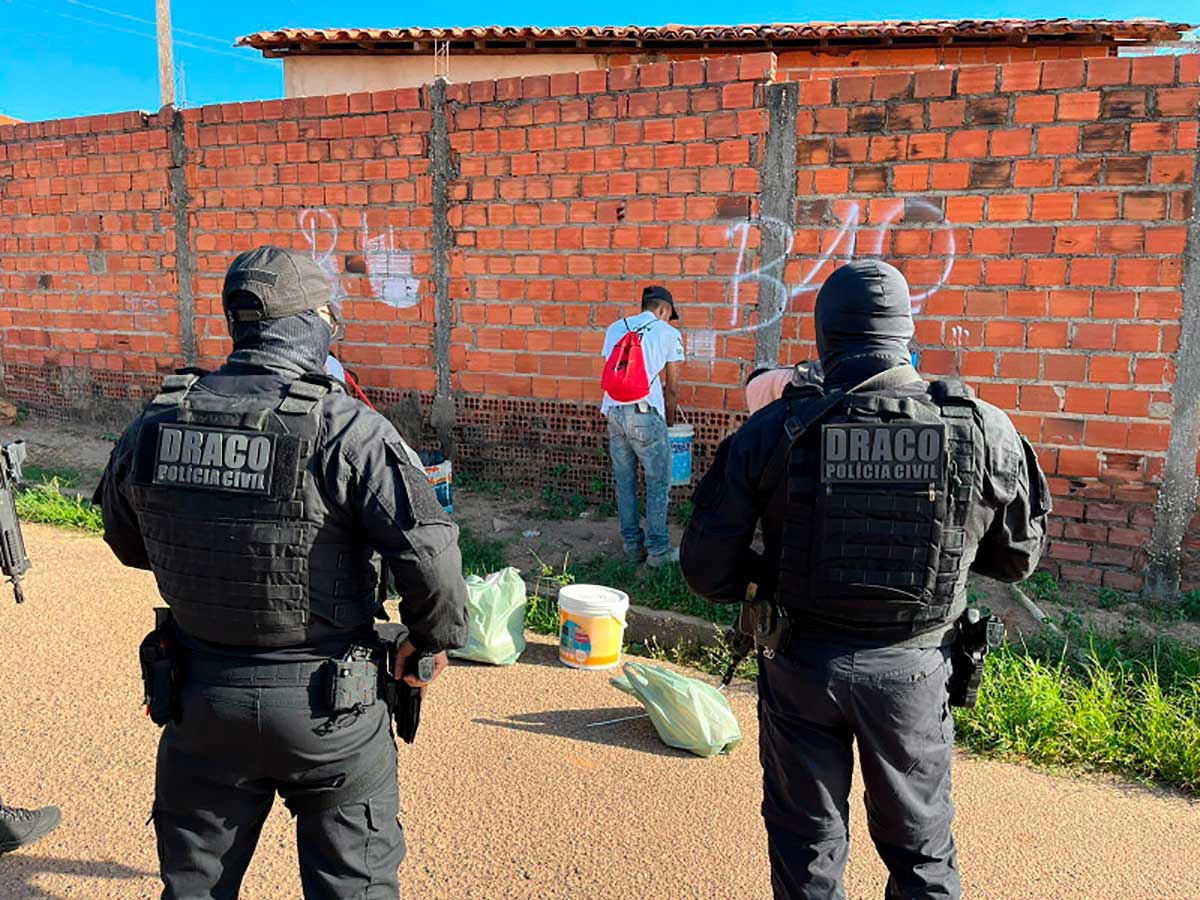 DRACO apaga pinturas em muros que promovem facção criminosa na zona Sul de Teresina