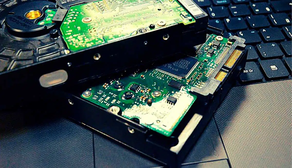 Durante as diligências foram apreendidos, em posse dos suspeitos, notebooks e celulares, que serão submetidos a realização de perícia técnica.
