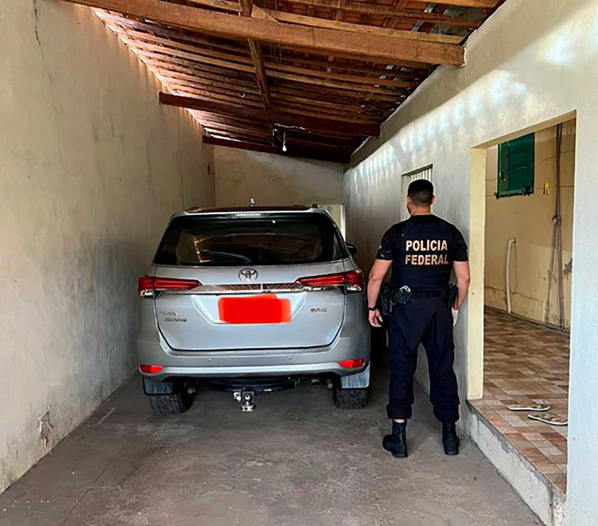 Foram mobilizados policiais federais para o cumprimento de dois mandados judiciais de busca e apreensão