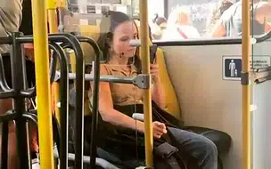 Foto de Larissa Manoela dentro de ônibus coletivo repercute na internet