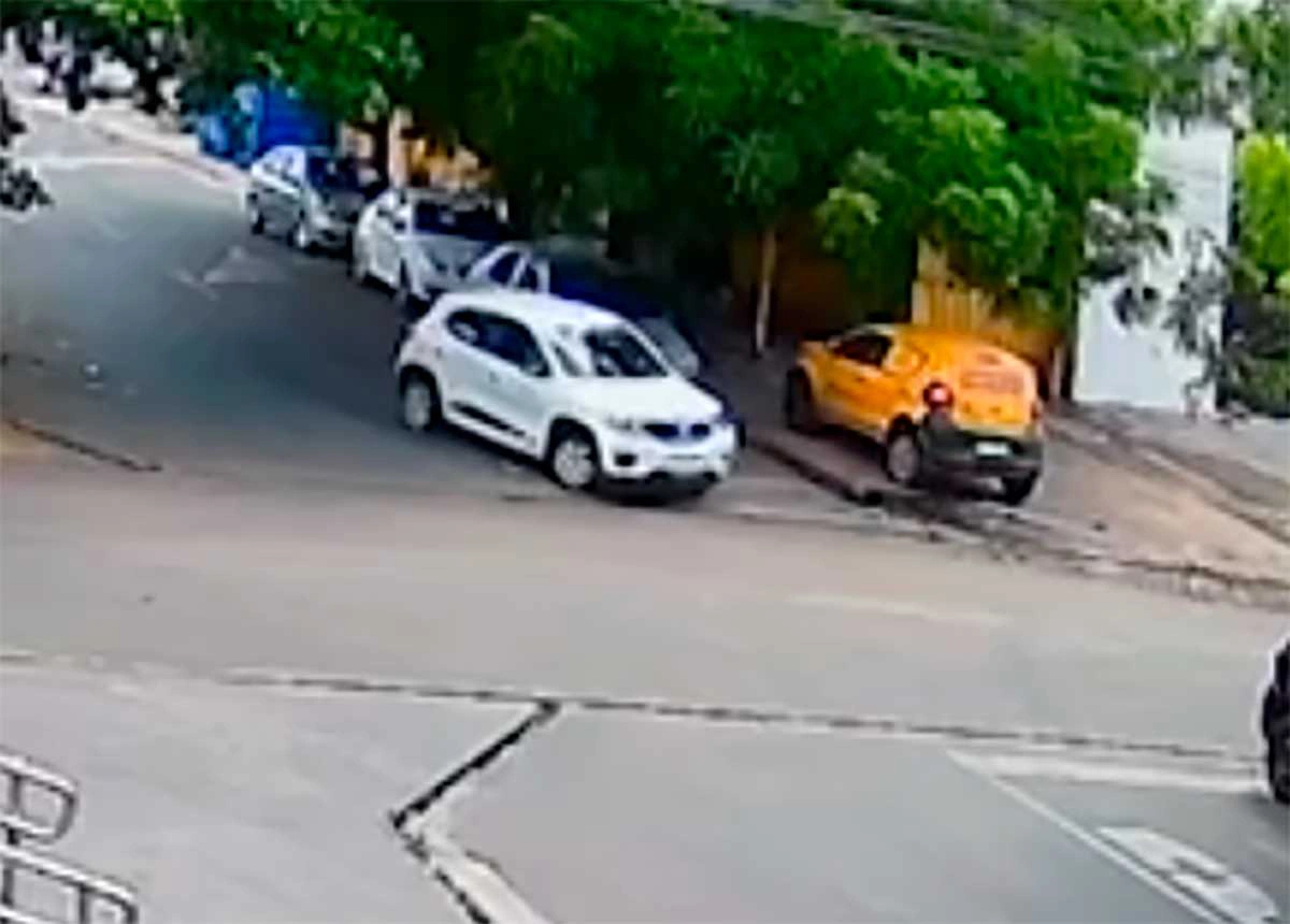 Momento da fuga dos criminosos foi flagrado por câmeras de segurança próximas ao local
