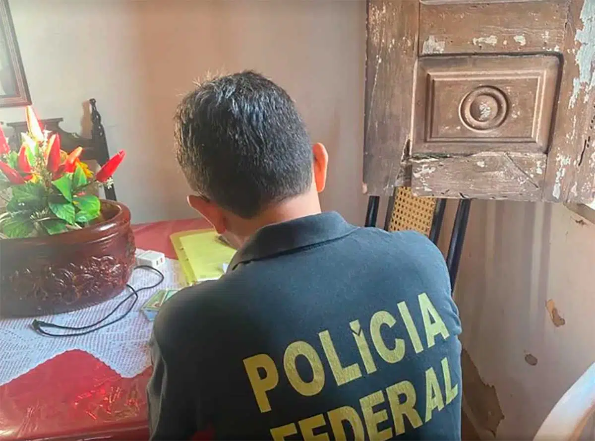 Os policiais apreenderam computadores e aparelhos celulares onde esperam encontrar os arquivos de pornografia infantil