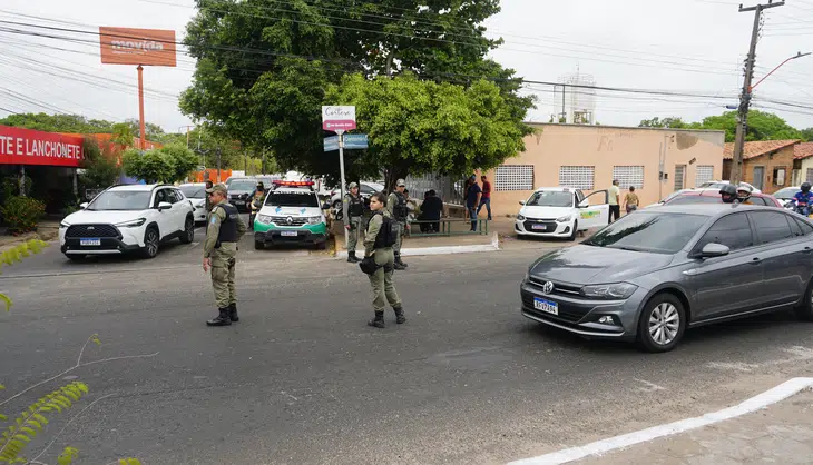 Polícia Militar orientando o Transito no fim do comboio