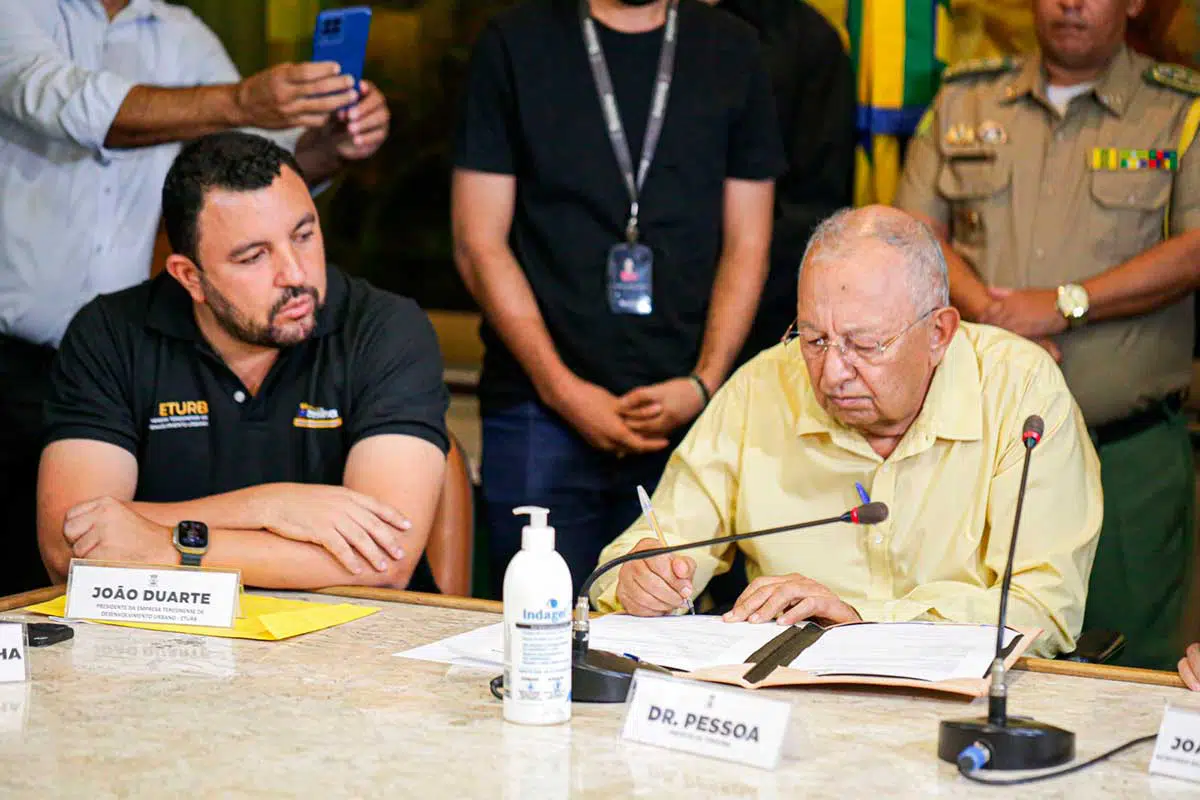 Prefeito Dr. Pessoa e o presidente da ETURB, João Duarte, assinaram o contrato de licitação para obra de asfaltamento